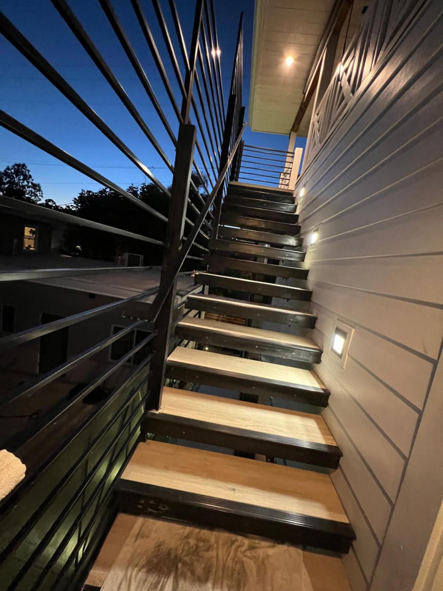 Contemporary Guest With Roof-top Deck Walk To 5*