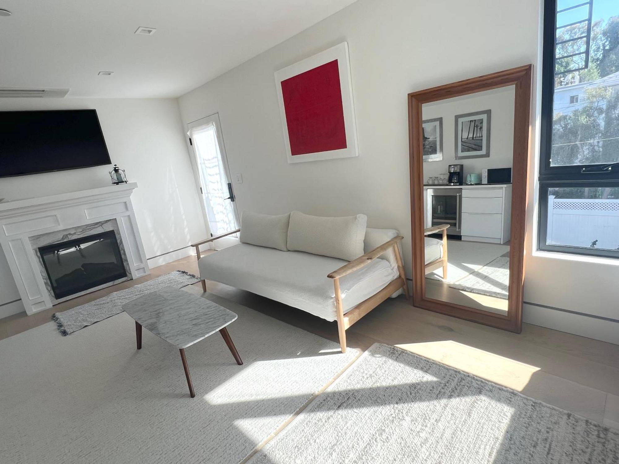 Contemporary Guest With Roof-top Deck Walk To Guest house Santa Monica